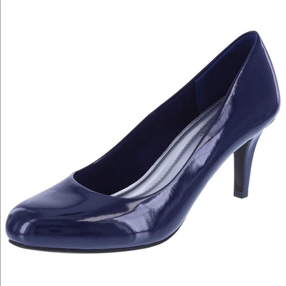 comfortable navy blue pumps